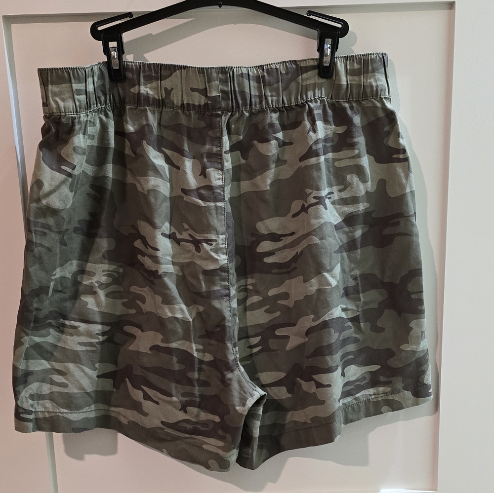 Sanctuary Women's Green Camouflage Cargo Shorts